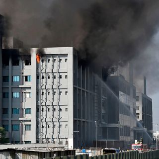 Se incendia mayor fábrica de vacunas anti COVID-19 en el mundo, en India