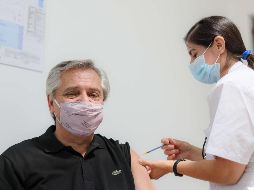 El mandatario instó a la población a vacunarse. ''Sirve para ser inmunes frente al coronavirus. Hagámoslo'', publicó. EFE / E. Collazo