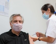 El mandatario instó a la población a vacunarse. ''Sirve para ser inmunes frente al coronavirus. Hagámoslo'', publicó. EFE / E. Collazo