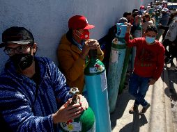 Personas en fila para adquirir oxígeno medicinal en un establecimiento en Guadalajara, el pasado 17 de enero. AFP/ARCHIVO
