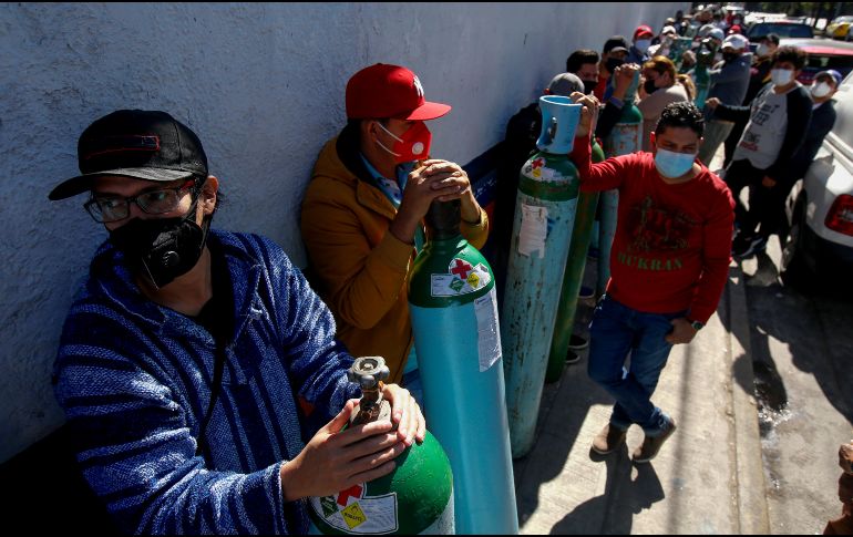 Personas en fila para adquirir oxígeno medicinal en un establecimiento en Guadalajara, el pasado 17 de enero. AFP/ARCHIVO