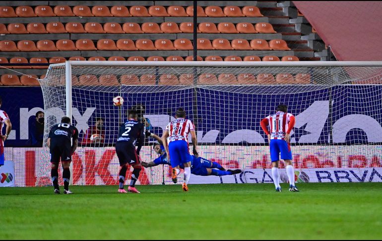 Por si algo hiciera falta, al minuto 61 un penal en contra de Chivas fue la vía para el tercer gol de la noche. IMAGO7