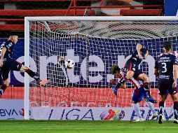 Ramiro González (#5) remata dentro del área para conseguir el primer gol del Atlético de San Luis. IMAGO7