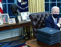 En su primer día en la Oficina Oval, Joe Biden le dio su toque personal al despacho, con un busto de César Chávez a su espalda. REUTERS