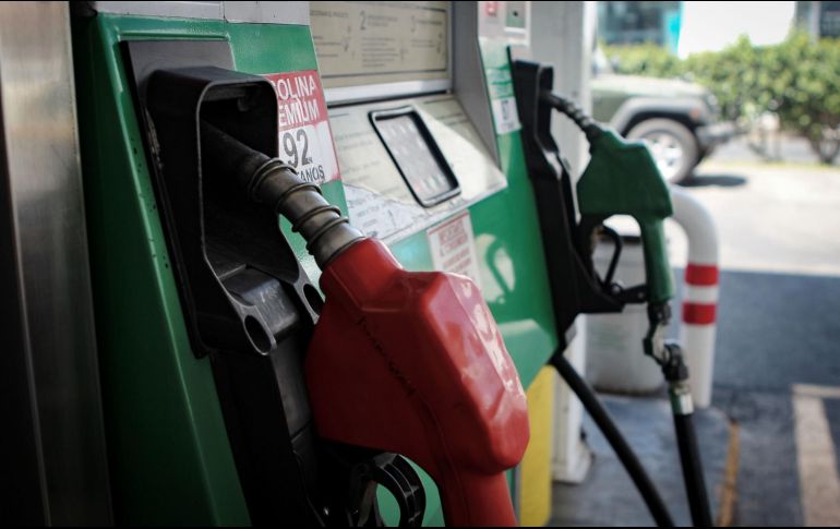 La gasolina de bajo y alto octanaje tuvo incrementos quincenales de 3.26% y 2.53%. EL INFORMADOR/ ARCHIVO