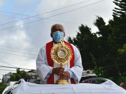 Según indican, los sacerdotes como los médicos, están en contacto con pacientes de COVID-19, porque aunque no se realizan misas presenciales, los curas acuden a clínicas y vistan a enfermos en sus casas. NTX / ARCHIVO