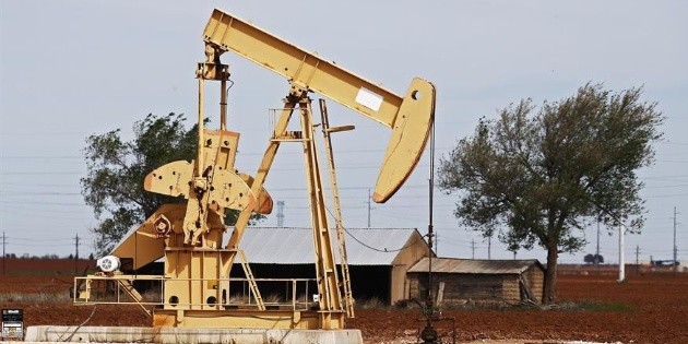 Precios del petr&oacute;leo bajan tras aumento de reservas en EU