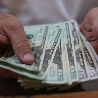 El peso mexicano se deprecia hasta 19.93 por dólar