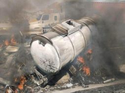 Unidades de emergencia esperan sofocar las llamas para buscar a más víctimas en las próximas horas. ESPECIAL