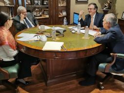 En la conversación estuvieron Alfonso Romo, el canciller Marcelo Ebrard, y la traductora de Presidencia, Lilia Rubio. TWITTER/@lopezobrador_
