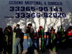 Cientos de personas hacen fila para rellenar tanques de oxígeno. EFE/F. Guasco