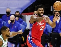 Embiid se dio gusto ante la canasta anotando 38 puntos. AFP/T. Nwachukwu