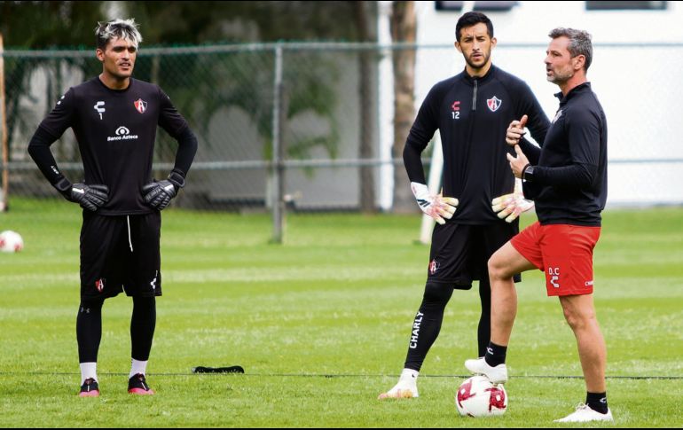El técnico argentino (derecha) confía en que los Zorros despierten hoy ante los felinos. IMAGO7