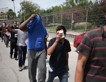 La denuncia busca frenar la pausa en las deportaciones “para ciertos extranjeros” que entró en vigor ayer. AP/E. Espejel