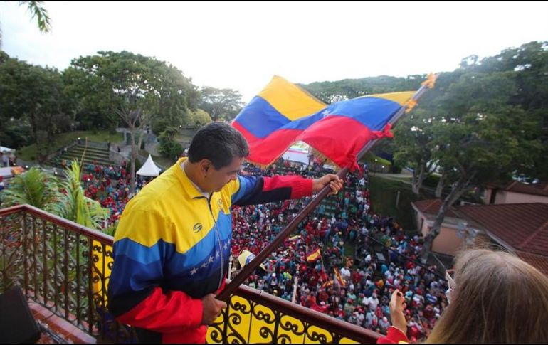 El presidente venezolano, Nicolás Maduro, ondea una bandera de su país frente a simpatizantes durante un acto de Gobierno, en Caracas. EFE/PRENSA MIRAFLORES