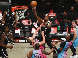 EN RITMO. Kevin Durant se mantiene como la bujía ofensiva del equipo de Brooklyn y ayer lo demostró. EFE• J. SZENES