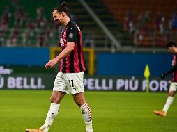 DURO GOLPE.  Zlatan Ibrahimovic se retira cabizbajo tras la derrota de su equipo. AFP