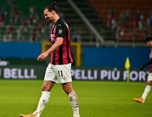 DURO GOLPE.  Zlatan Ibrahimovic se retira cabizbajo tras la derrota de su equipo. AFP