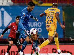 TEMERARIO. En su desesperación, Camilo Vargas hizo dos dribles en su área, que por fortuna le salieron. IMAGO7