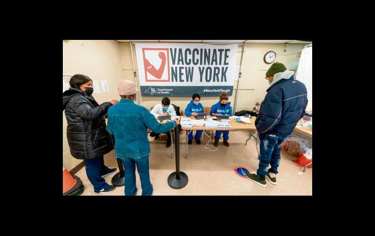 BROOKLYN. Residentes de Nueva York se registran para recibir el antiviral contra el coronavirus. AP