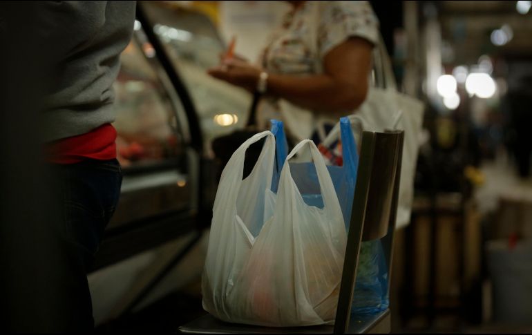 Desde el año pasado, las autoridades de Jalisco debían aplicar sanciones por comercializar, distribuir y entregar bolsas de plástico de un solo uso. EL INFORMADOR/ARCHIVO