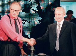 Larry King. El periodista entrevistó a grandes personalidades como presidentes o estrellas de cine; en la imagen aparece con Vladímir Putin, Presidente de Rusia. AFP