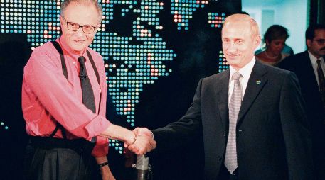 Larry King. El periodista entrevistó a grandes personalidades como presidentes o estrellas de cine; en la imagen aparece con Vladímir Putin, Presidente de Rusia. AFP