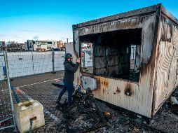 Todo lo que quedaba el domingo de la estructura prefabricada utilizada para hacer pruebas de coronavirus era una carcasa calcinada. AFP / J. Jumelet