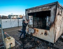 Todo lo que quedaba el domingo de la estructura prefabricada utilizada para hacer pruebas de coronavirus era una carcasa calcinada. AFP / J. Jumelet