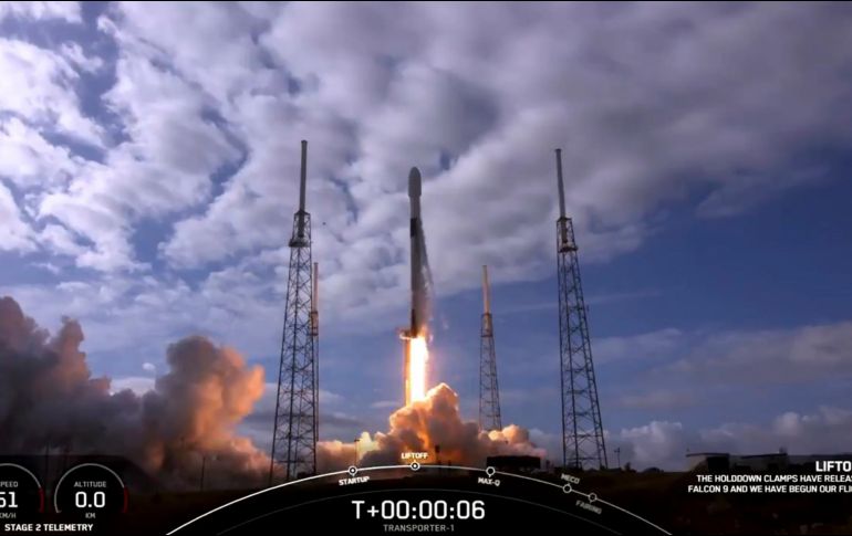 El propósito de SpaceX es colocar unos mil 584 satélites en la órbita terrestre a unos 549 kilómetros por encima de la Tierra. AFP / SPACEX