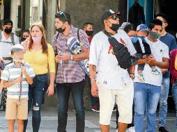 DE PASEO. Pese a que en Jalisco hay medidas restrictivas por el alza en contagios de COVID-19, las calles del Centro Histórico de Guadalajara estaban ayer con gran cantidad de visitantes.  EL INFORMADOR • G. GALLO
