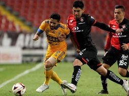 Tras caer frente a los Tigres y registrar su tercera derrota consecutiva, en Atlas existe una ola de rumores que ponen fuera de la institución al timonel Diego Cocca. AFP / ARCHIVO