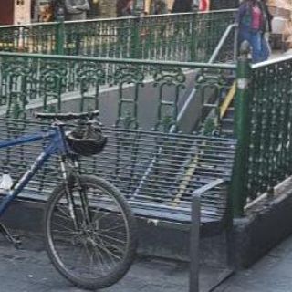 Hallan sin vida a una persona sentada en banca del Centro tapatío