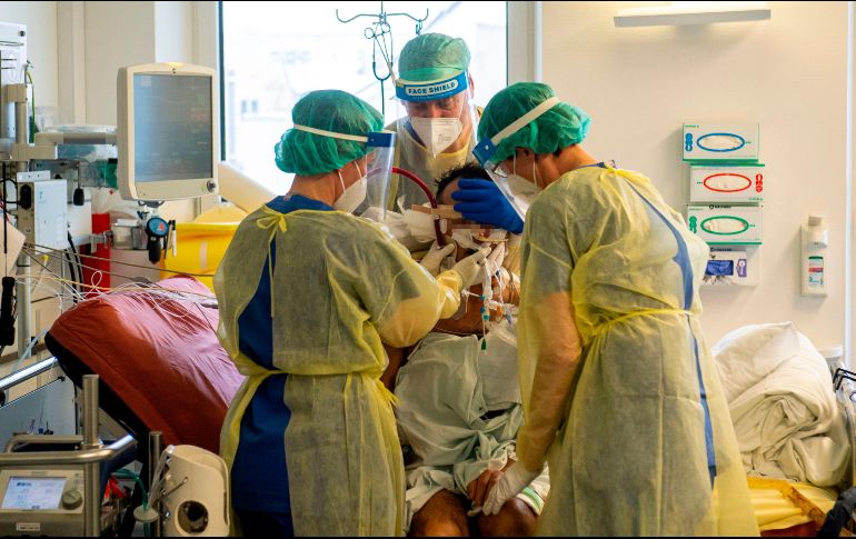 Personal médico examina hoy a un paciente en la unidad de cuidados intensivos de COVID-19 en un hospital en Munich, Alemania. AFP/Lennart Preiss