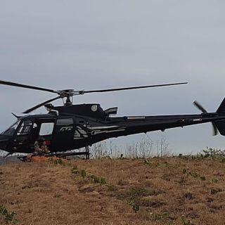 Elementos de Protección Civil rescatan un cuerpo del Río Santiago