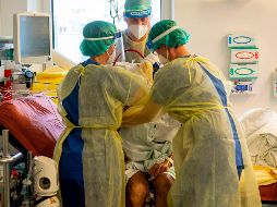 En el caso de pacientes hospitalizados que requieren oxigenación suplementaria o ventilación no invasiva, la mejor postura para incrementar el flujo de oxígeno es la de decúbito prono (tumbado boca abajo con la cabeza hacia un lado). AFP / L. Preiss