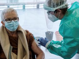 Hasta el momento, de acuerdo con un censo de población, se sabe que al menos tres millones de adultos mayores no podrían acudir a un centro de vacunación. EFE / S. Cañizares