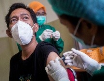 El país más golpeado por la pandemia del sudeste asiático y que acumula más de 28 mil muertes hasta la última semana de enero, ha decidido vacunar a los jóvenes primero. AP / B. Bakkara