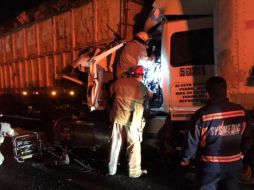 El accidente ocurre en el kilómetro 99 de la Autopista Zapotlanejo-Lagos de Moreno, en el tramo de Jalostotitlán. ESPECIAL/ Protección Civil Jalisco