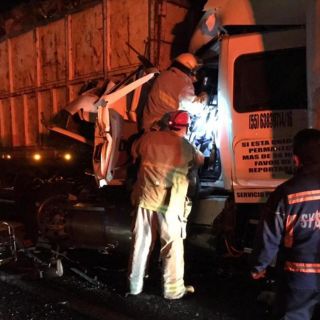 Seguridad en Jalisco: Choque de tractocamiones deja prensados a sus conductores
