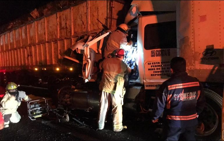 El accidente ocurre en el kilómetro 99 de la Autopista Zapotlanejo-Lagos de Moreno, en el tramo de Jalostotitlán. ESPECIAL/ Protección Civil Jalisco