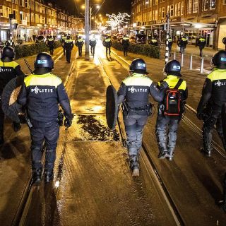 Holanda despliega policía en varias ciudades tras disturbios por confinamiento