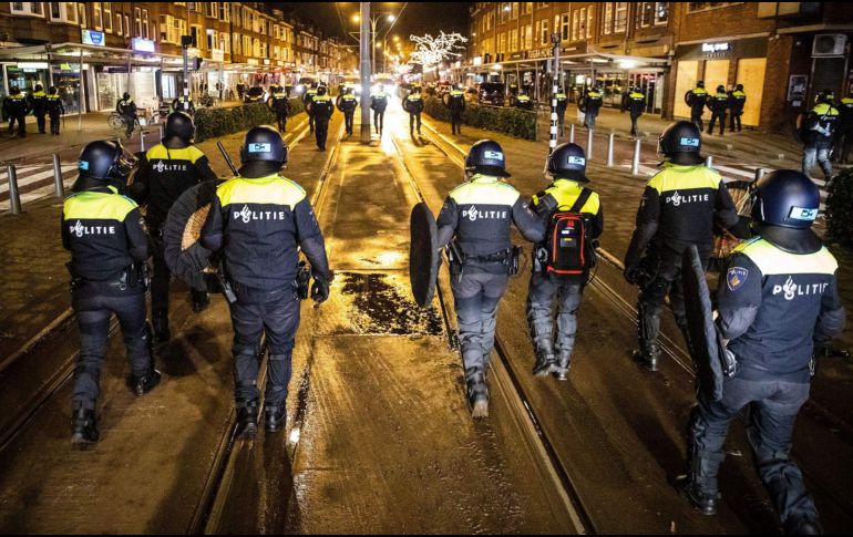 Policías patrullan calles de Rotterdam este martes, durante el toque de queda. AFP/ANP