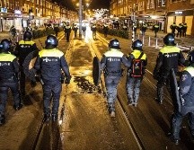 Policías patrullan calles de Rotterdam este martes, durante el toque de queda. AFP/ANP