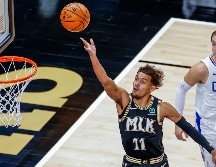 Trae Young lideró a los Hawks con 38 puntos. EFE