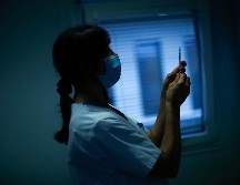 Esto significará que 10 mil personas que recibieron la primera inyección de la vacuna no podrán recibir la segunda dosis requerida 21 días después; la segunda dosis se puede administrar de 21 a 45 días después de la primera.AP / F. Seco