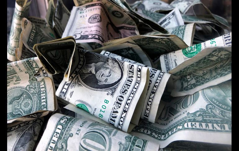 En operaciones al menudeo, CitiBanamex abre vendiendo el dólar en 20.64 pesos, 21 centavos más que ayer. AP/ARCHIVO