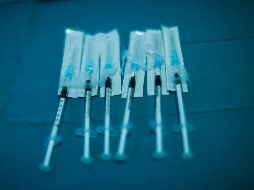 Millones de personas en todo el mundo tendrán que esperar hasta 2022 para recibir una dosis que los proteja del coronavirus. AP / F. Seco