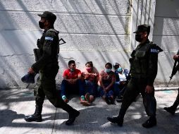 Varias personas esperan afuera de la Secretaría de Relaciones Exteriores de Guatemala, luego de dar detalles de sus familiares que podrían estar entre las personas halladas calcinadas en Tamaulipas. AFP/J. Ordonez