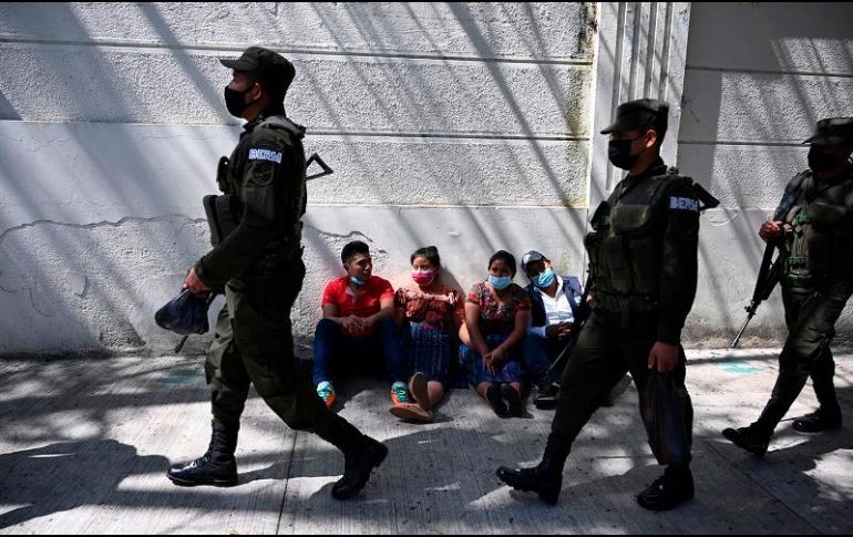 Varias personas esperan afuera de la Secretaría de Relaciones Exteriores de Guatemala, luego de dar detalles de sus familiares que podrían estar entre las personas halladas calcinadas en Tamaulipas. AFP/J. Ordonez